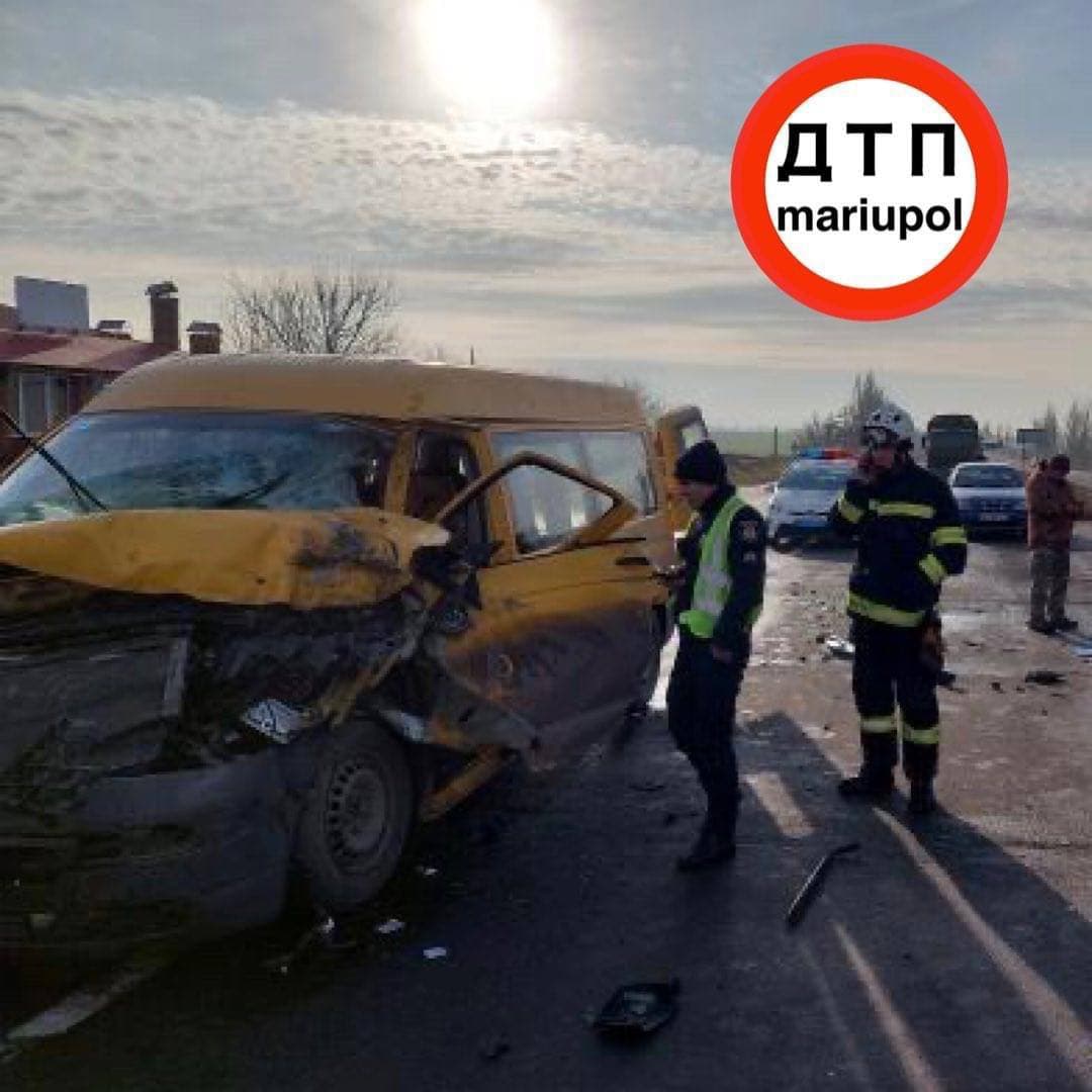 На трасі Маріуполь-Волноваха зіштовхнулися машини (ФОТО)