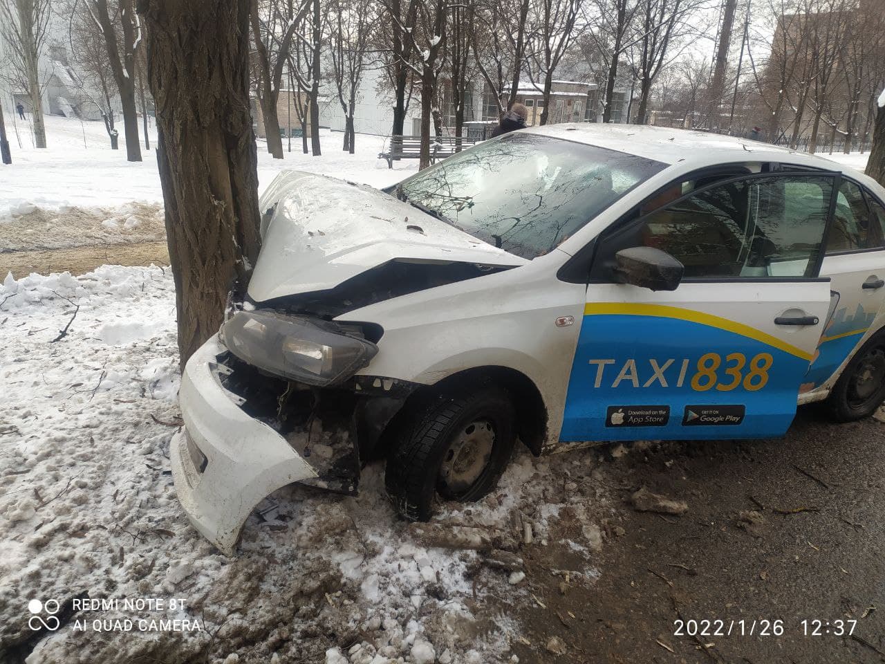 У Маріуполі таксі врізалося в дерево, травмовані пасажири (ФОТО)