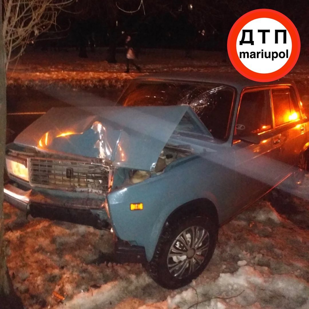 У Маріуполі одне авто врізалося в дерево, друге збило пішохода (ФОТО)