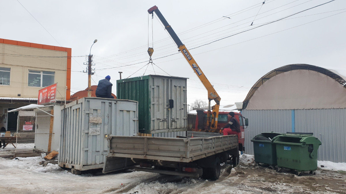 Біля Центрального ринку Маріуполя підприємці почали демонтувати МАФи (ФОТО)