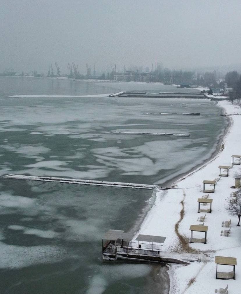 У Маріуполі Азовське море вкрилося льодом (ФОТО)