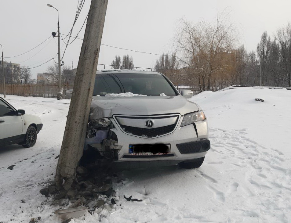 У Маріуполі автомобіль врізався в стовп, другий вилетів через бордюр (ФОТО)