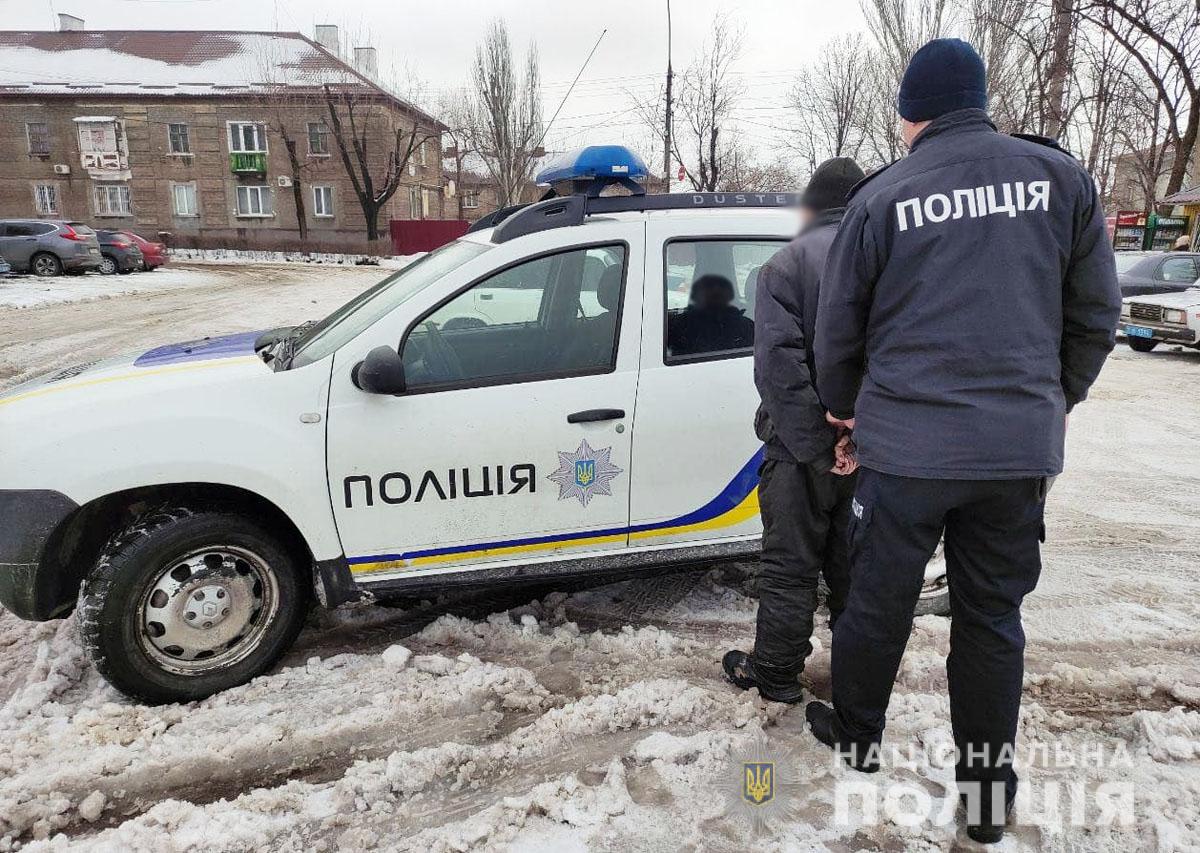 На зупинці в Маріуполі грабіжник вдарив жінку, вихопив цінні речі та втік