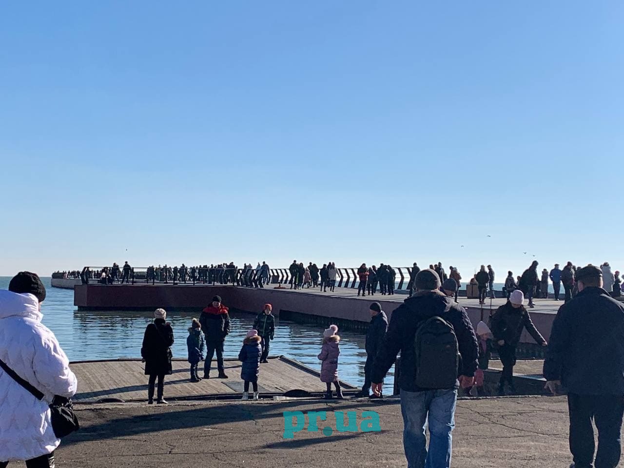 На пляжі Маріуполя вийшли тисячі городян із дітьми, таке було лише влітку (ФОТО+ВІДЕО)