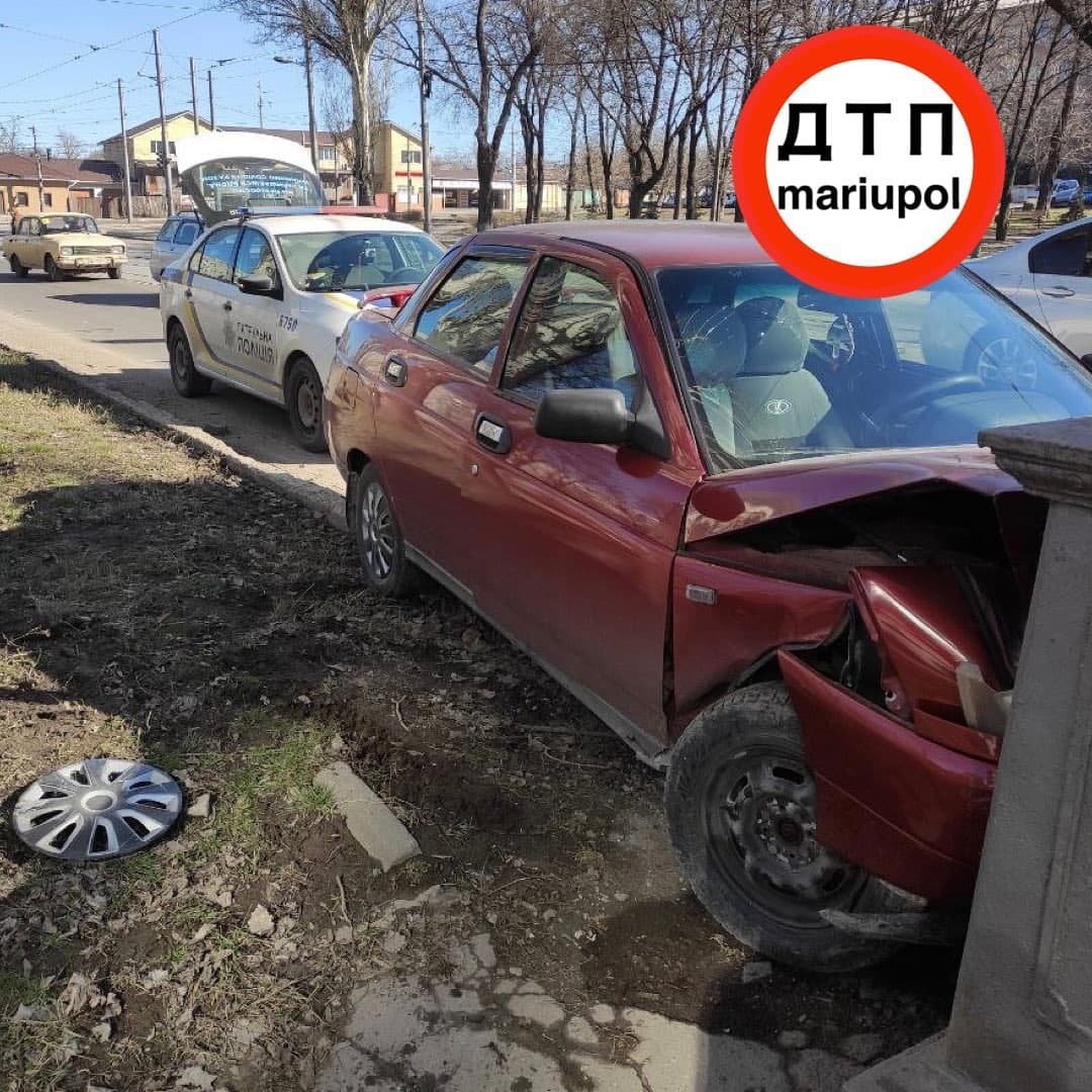 У центрі Маріуполя автомобіль врізався в стовп - третє ДТП зі стовпами за місяць (ФОТО)