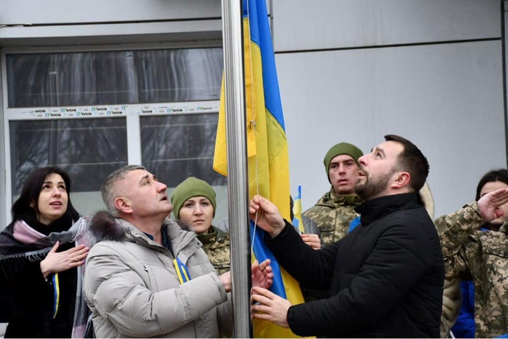 Представники Маріупольської районної держадміністрації та районної ради приєдналися до патріотичної акції ”Ланцюг єднання” (ФОТО)