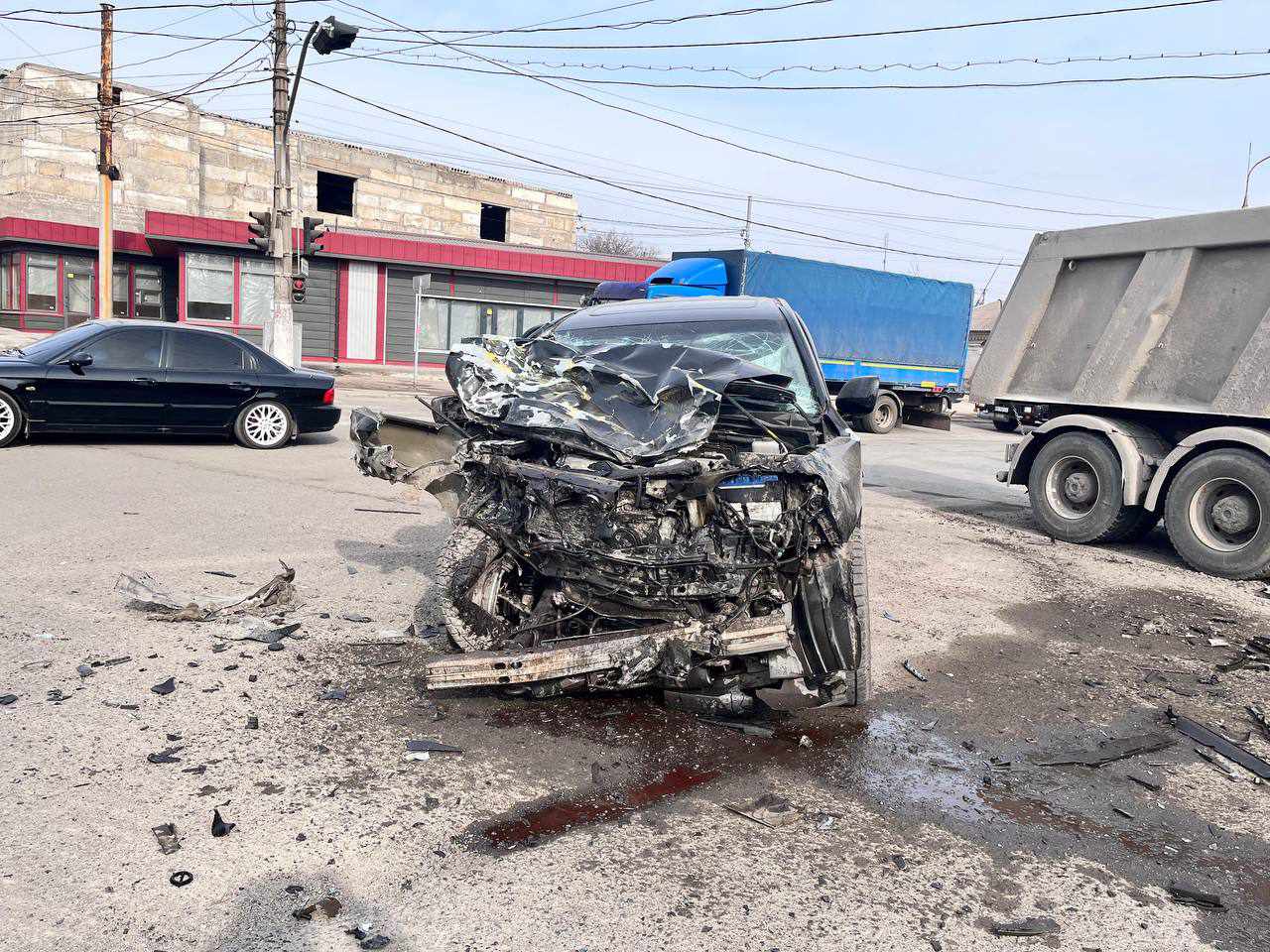 У Маріуполі розвернуло передню частину авто у лобовому зіткненні з вантажівкою (ФОТО+ВІДЕО)