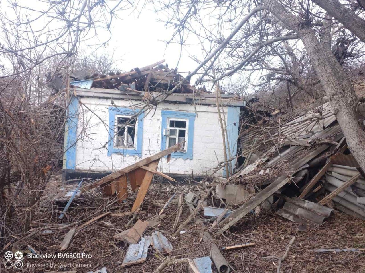 У селі під Маріуполем снаряд влучив в житловий будинок (ФОТО)