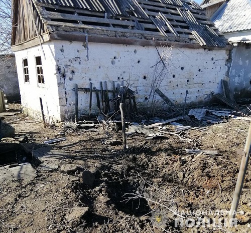 Обстріли на Донбасі: зруйновані стіни будинків та вибиті вікна (ФОТО)