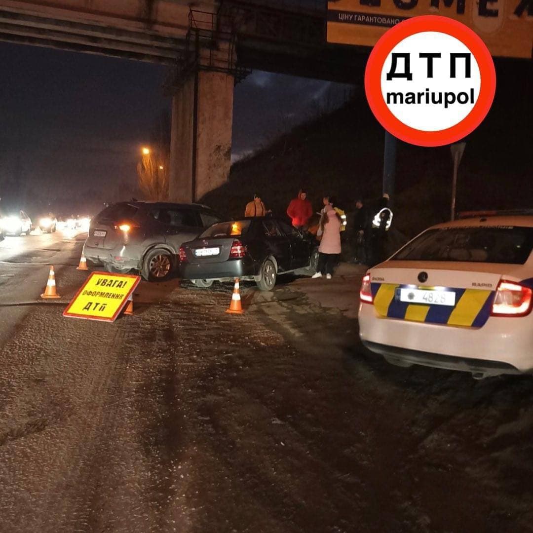 У Маріуполі легковик не пропустив інше авто: постраждав пасажир (ФОТО)