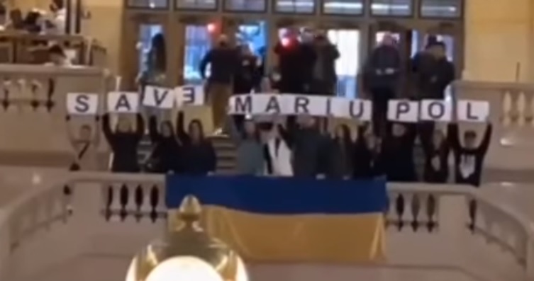 SAVE MARIUPOL: у Нью-Йорку пройшов флешмоб на підтримку Маріуполя (ВІДЕО)