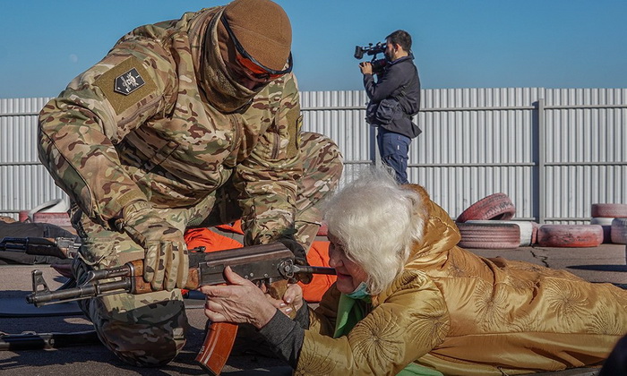 Маріупольців, у тому числі й пенсіонерів, навчали мінної безпеки та стрільбі (ФОТО+ВІДЕО)