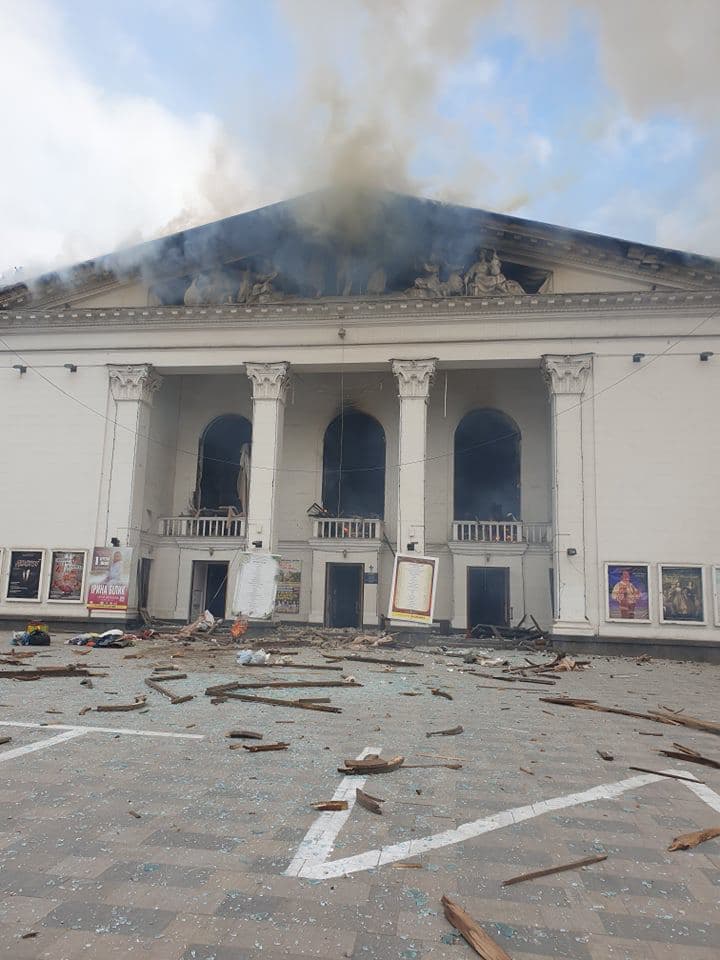 Внаслідок бомбардування драматичного театру в Маріуполі загинуло близько 300 людей