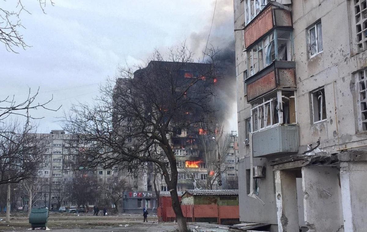 Українські захисники мужньо боронять масивно обстрілюваний Маріуполь