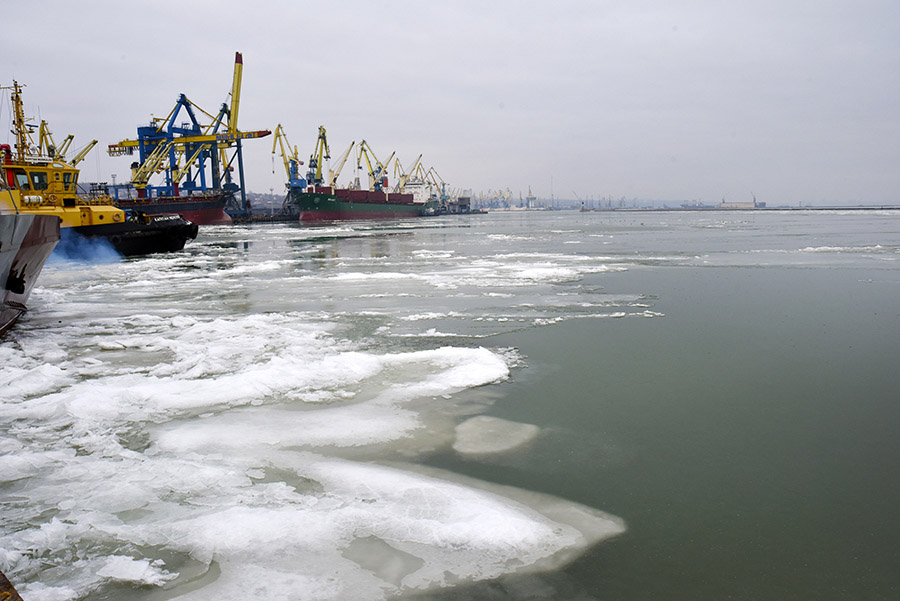 Єдиний в Україні криголам приступив до роботи в Маріупольському порту